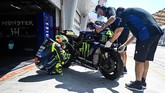 Valentino Rossi bersiap menjalani tes pramusim. Pebalap Yamaha itu menggunakan helm baru yang dibuat khusus untuk menjalani tes pramusim. (Mohd RASFAN / AFP)