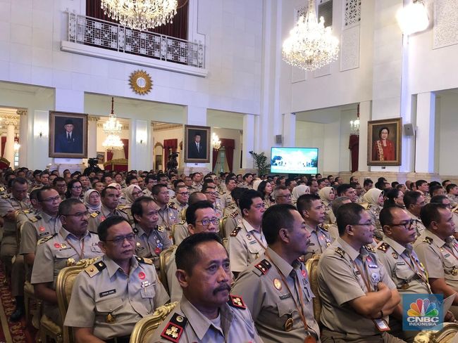 petugas bpn jakarta timur sedang bekerja di kantor