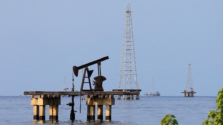 Oil facilities are seen on Lake Maracaibo in Cabimas, Venezuela January 29, 2019. REUTERS/Isaac Urrutia