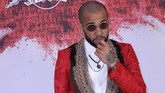 Dani Alves tampil penuh gaya ketika datang ke acara ulang tahun Neymar. Bek veteran asal Brasil itu memang kerap tampil dengan busana yang apik dan nyentrik. (Photo by Thomas SAMSON / AFP)