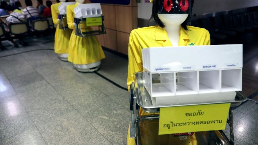 Robot-robot tersebut bertugas membawa dan memberi dokumen riwayat rekam medis pasien.