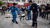 Mereka juga melakukan inspeksi ke pabrik-pabtik untuk mengukur kadar polusi yang mereka produksi. Beberapa mengkritik solusi drone ini tidak efektif untuk menangani masalah polusi di Bangkok. (Photo by Jewel SAMAD / AFP)