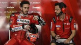 Rekan setim Danilo Petrucci di Ducati, Andrea Dovizioso (kiri), berbicara bersama kru tim. Dovizioso merupakan runner-up MotoGP 2018. (Mohd RASFAN / AFP)