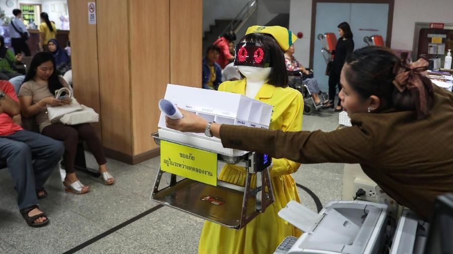 Robot-robot tersebut bertugas membawa dan memberi dokumen riwayat rekam medis pasien.