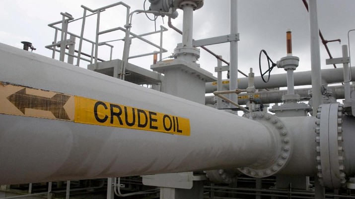 FILE PHOTO: A maze of crude oil pipes and valves is pictured during a tour by the Department of Energy at the Strategic Petroleum Reserve in Freeport, Texas, U.S. June 9, 2016.  REUTERS/Richard Carson/File Photo