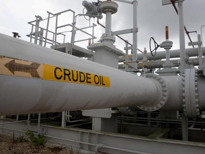 FILE PHOTO: A maze of crude oil pipes and valves is pictured during a tour by the Department of Energy at the Strategic Petroleum Reserve in Freeport, Texas, U.S. June 9, 2016.  REUTERS/Richard Carson/File Photo