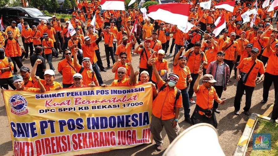 Mereka menuntut Kementerian BUMN melakukan pergantian jajaran direksi PT Pos Indonesia.