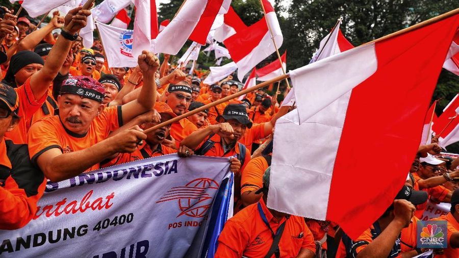 Mereka membubarkan diri setelah menyampaikan sejumlah orasi.