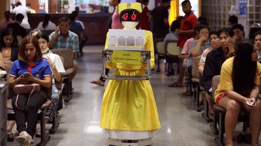 Robot-robot tersebut bertugas membawa dan memberi dokumen riwayat rekam medis pasien.