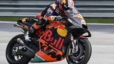 Pebalap baru Red Bull KTM Johann Zarco beraksi dalam tes pramusim. Zarco menjadi rekan setim Pol Espargaro di KTM. (Mohd RASFAN / AFP)