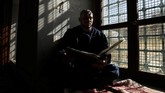 Lima kali sehari ia memanggil umat Muslim untuk menunaikan ibadah melalui pengeras suara di atas menara masjid. Dia juga mendorong beberapa pemuda dari kalangan makmumnya untuk mendatangi pusat kebugaran. (Reuters/Ammar Awad)