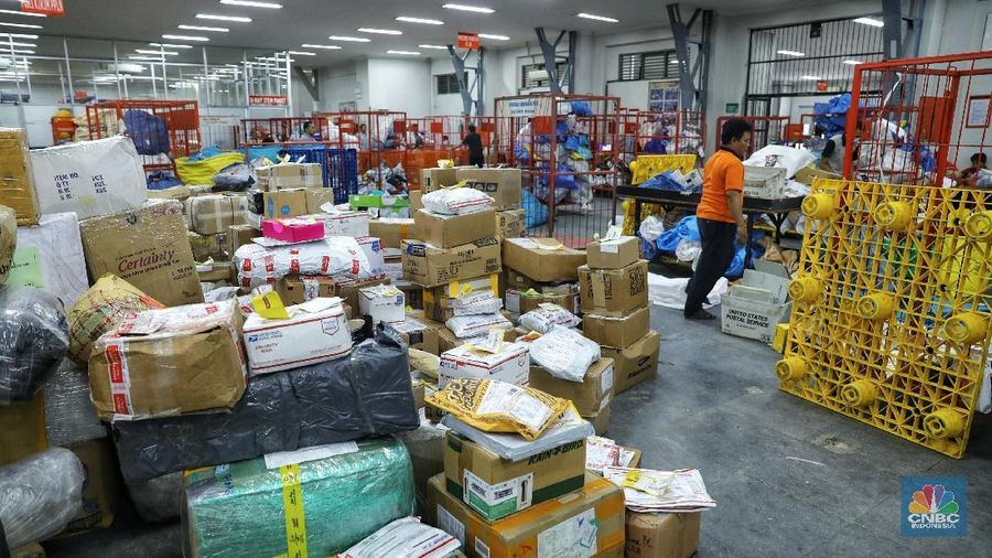 Pekerja melakukan penyortiran paket yang datang dari luar negeri di Kantor Regional IV PT. Pos Indonesia (Persero) di Jln. Gedung Kesenian Jakarta, Rabu (6/2/2019). Meskipun sejumlah pekerja dari Serikat Pekerja Pos Indonesia (SPPIKB) menggelar aksi demo aktivitas pengiriman tetap berjalan. (CNBC Indonesia/Andrean Kristianto)