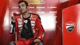 Pebalap baru Ducati Danilo Petrucci berbicara dengan kru tim di paddock di sela tes pramusim MotoGP 2019 di Sirkuit Internasional Sepang, Malaysia, Rabu (6/2). (Mohd RASFAN / AFP)