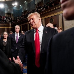 Trump Larang Perusahaan Telko AS Pakai Perangkat Huawei?