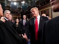 Trump Larang Perusahaan Telko AS Pakai Perangkat Huawei?