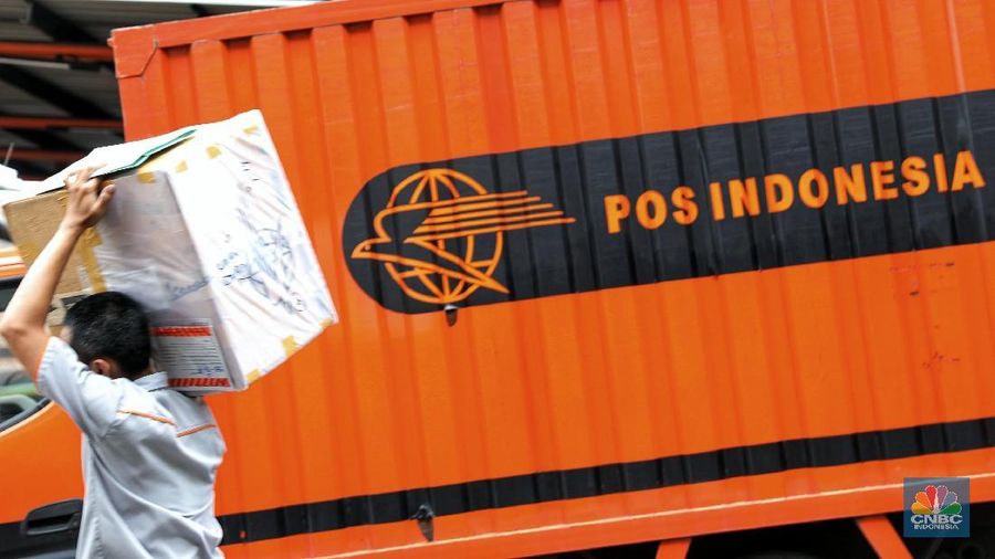 Pekerja melakukan penyortiran paket yang datang dari luar negeri di Kantor Regional IV PT. Pos Indonesia (Persero) di Jln. Gedung Kesenian Jakarta, Rabu (6/2/2019). Meskipun sejumlah pekerja dari Serikat Pekerja Pos Indonesia (SPPIKB) menggelar aksi demo aktivitas pengiriman tetap berjalan. (²©²ÊÍøÕ¾/Andrean Kristianto)
