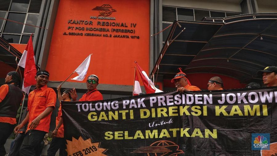 Mereka menuntut Kementerian BUMN melakukan pergantian jajaran direksi PT Pos Indonesia.