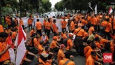 Serikat Pekerja mengancam akan melanjutkan aksi demonstrasi ke Istana Negara jika tuntutan mereka tidak didengar. (CNN Indonesia/Adhi Wicaksono).