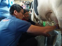 Keliling Magetan, Sandi Uno Diberondong Keluhan Petani