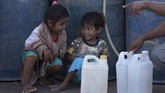 Selain mahal, warga pun dijatah membali BBM hanya 1,5 liter atau seukuran botol air mineral. (ANTARA FOTO/Puspa Perwitasari)