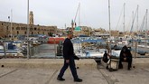 Merasa diperlakukan tak adil, muazin di Masjid Al-Jazzar, Kota Acre, Israel, itu pun meminta pekerjaannya kembali. (Reuters/Ammar Awad)