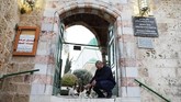 Pihak masjid menolak untuk berkomentar dan menyerahkan pertanyaan tersebut untuk dijawab oleh pihak kementerian. (Reuters/Ammar Awad)