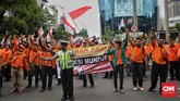 Sejumlah pegawai PT Pos Indonesia melakukan aksi unjuk rasa dan penutupan jalan di depan kantor kementerian bumn. Jakarta, Rabu (6/2). (CNN Indonesia/Adhi Wicaksono).