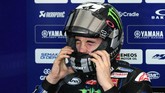 Pebalap Yamaha Maverick Vinales berusaha menggunakan helm di sela tes pramusim MotoGP 2019 di Sirkuit Sepang. (Mohd RASFAN / AFP)