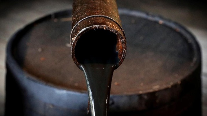  Oil pours out of a spout from Edwin Drake's original 1859 well that launched the modern petroleum industry at the Drake Well Museum and Park in Titusville, Pennsylvania U.S., October 5, 2017. REUTERS/Brendan McDermid/File Photo
