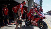Andrea Dovizioso meninggalkan paddock Ducati. Dovizioso mengakhiri hari pertama tes pramusim di Sirkuit Sepang dengan berada di posisi delapan. (Mohd RASFAN / AFP)