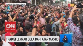 Tradisi Unik Lempar Gula dari Atap Masjid
