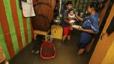 Jika air belum tinggi, warga masih bertahan di rumahnya. Pengungsian dilakukan saat air sudah masuk ke rumah apalagi dinilai sudah membahayakan. (ANTARA FOTO/Rivan Awal Lingga)
