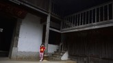 Saat turunan keluarga Hmong memintanya kembali, pemerintah menolak dan justru menuntut mereka membuktikan kepemilikan dengan surat-surat seperti sertifikat. Jelas mereka tidak memilikinya, karena membangun istana di zaman itu tak butuh sertifikat apa pun. (Nhac NGUYEN / AFP)
