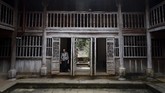 Sebuah istana di daerah Ha Giang, Vietnam adalah bukti sejarah dari etnis Hmong, yang kini menjadi minoritas di sana. Di pilar-pilar kayunya terukir motif bunga opium. (Nhac NGUYEN / AFP)