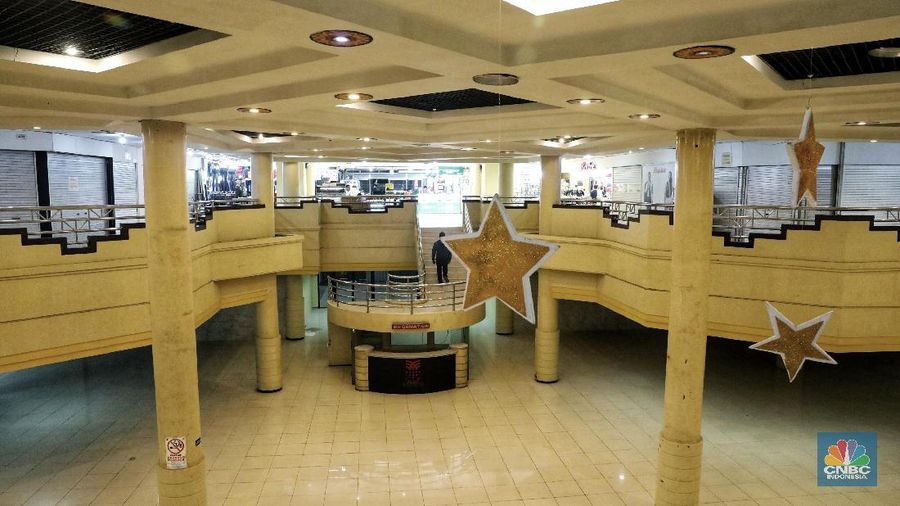 Pengunjung melintas di Blok M Mall, Jakarta, Kamis (7/2/2019). Blok M pernah jadi primadona pusat perbelanjaan Jakarta pada periode 1990 hingga awal 2000-an, namun saat ini sepi. (CNBC Indonesia / Andrean Kristianto)