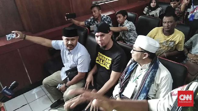 Sidang Ujaran Idiot, Ahmad Dhani Pakai Kaus 'Tahanan Politik'