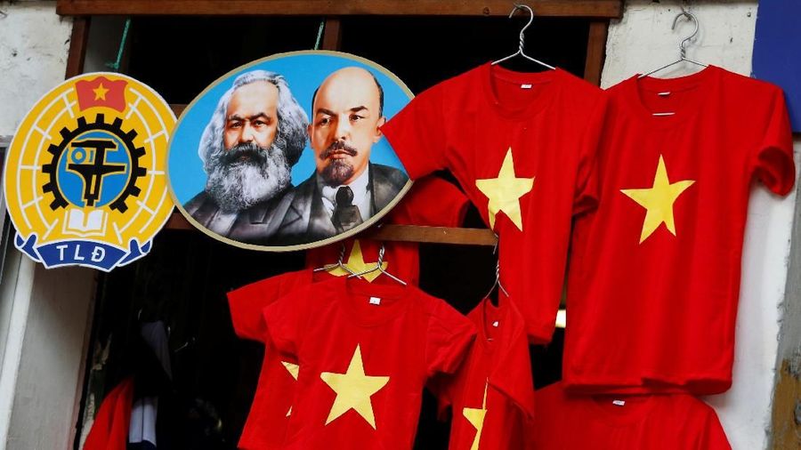 Gambar ikon revolusioner Karl Marx dan Vladimir Lenin terlihat di sebelah t-shirt di sebuah toko di Hanoi, Vietnam 30 Januari 2019. Gambar Diambil 30 Januari 2019. REUTERS / Kham