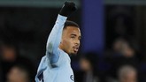 Gabriel Jesus mengepalkan tinju ke udara sebagai tanda selebrasi keberhasilan mencetak gol ke gawang Everton pada pengujung laga. (REUTERS/Phil Noble)