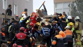 Gubernur Istanbul, Ali Yerlikaya, mengatakan bahwa tercatat ada 43 orang yang menghuni 14 apartemen di alamat itu. Namun, tiga lantai paling atas gedung dibangun secara ilegal. (Reuters/Murad Sezer)