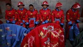 Para seniman beristirahat setelah berlatih adegan reka ulang perayaan Tahun Baru China Dinasti Qing di Kuil Bumi di Taman Ditan, Beijing, China. (REUTERS/Thomas Peter)