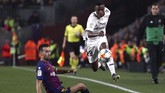 Vinicius Junior melewati adangan Sergio Busquets ketika mencoba menggiring bola di sisi lapangan. (REUTERS/Sergio Perez)