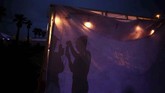 Para pekerja imigran mengisi daya baterai telepon genggam di suatu penampungan di Saltillo, Meksiko. Mereka dalam perjalanan menuju Amerika Serikat. (REUTERS/Daniel Becerril)