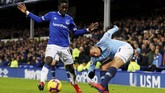 Idrissa Gueye menjaga pergerakan striker Man City Gabriel Jesus yang masuk menggantikan Sergio Aguero pada menit ke-80. (REUTERS/Phil Noble)