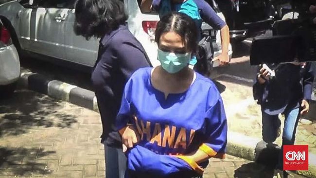 Jalani Pemeriksaan, Vanessa Angel Kenakan Baju Tahanan