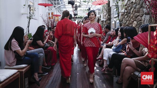 Meriahnya Merah Imlek dari Oscar Lawalata
