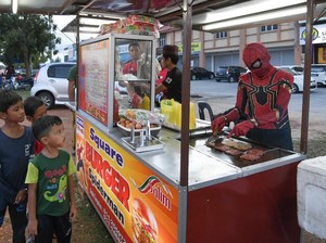 5 Penjual Makanan dengan Gaya Nyentrik yang Menarik Perhatian Pembeli