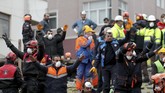Tim darurat menyelamatkan setidaknya tiga orang, saat banyak orang mengerubungi lokasi kejadian. Jalan menuju bangunan pun terhalang kendaraan dan kerumunan warga. (Reuters/Murad Sezer)