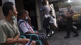 Polisi mengantar bantuan logistik di Desa Niambangeng, Kabupaten Kepulauan Sitaro, Sulawesi Utara, Rabu (6/2). Distribusikan ratusan karton makanan instan, air mineral, telur, beras dan bahan makanan pokok lainnya melalui jalur darat dan diutamakan bagi warga desa terdampak erupsi Gunung Karangetang. (ANTARA FOTO/Adwit B Pramono)