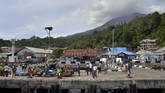 Gunung Karangetang masih mengeluarkan kepulan asap putih serta muntahan material vulkanik berupa lahar, batuan serta pasir sejauh 3.500 meter dan telah mencapai garis pantai, Kamis (7/2). (ANTARA FOTO/Adwit B Pramono)