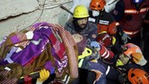 Setidaknya dua orang dilaporkan tewas akibat insiden di Distrik Kartal, Turki, tersebut. (Reuters/Murad Sezer)